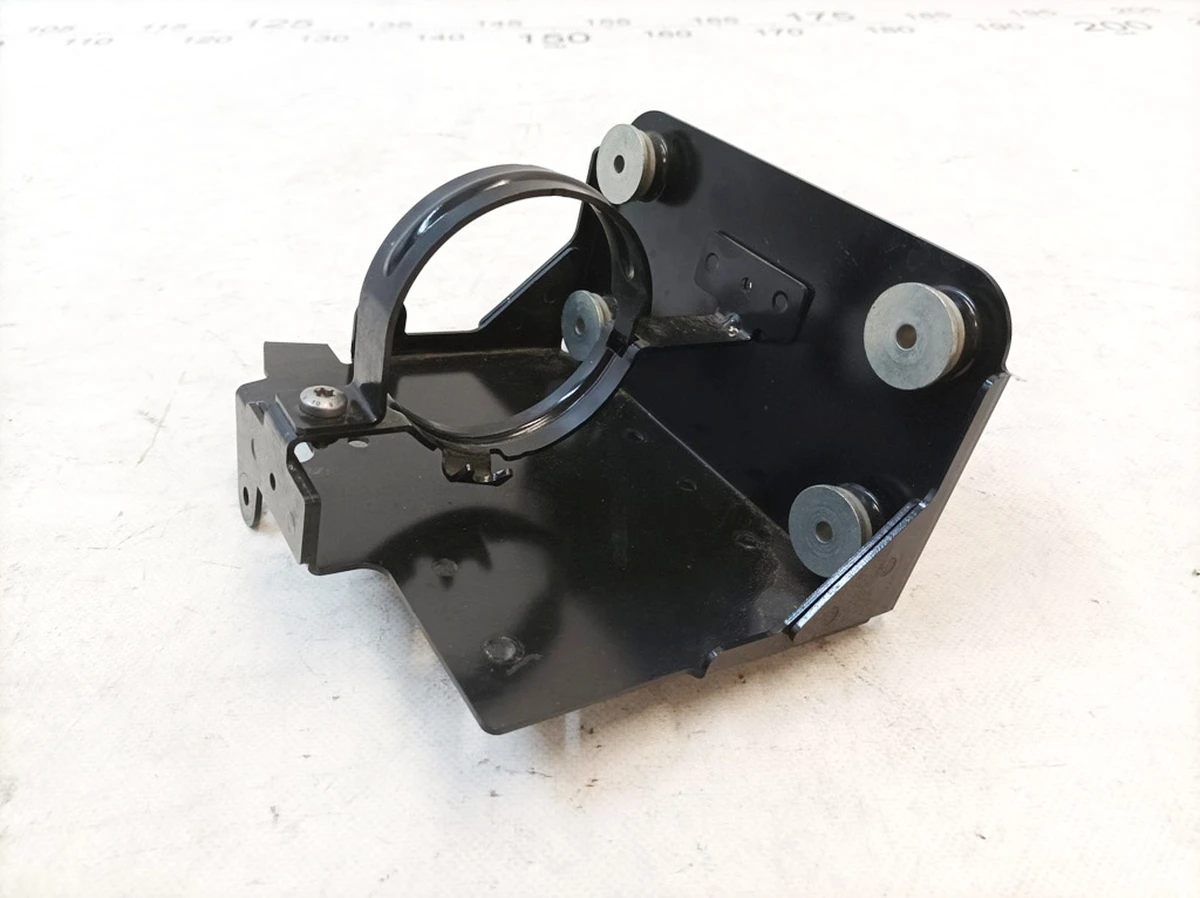 Кронштейн теплообмінника високовольтної батареї Mercedes B-Class A2425011320