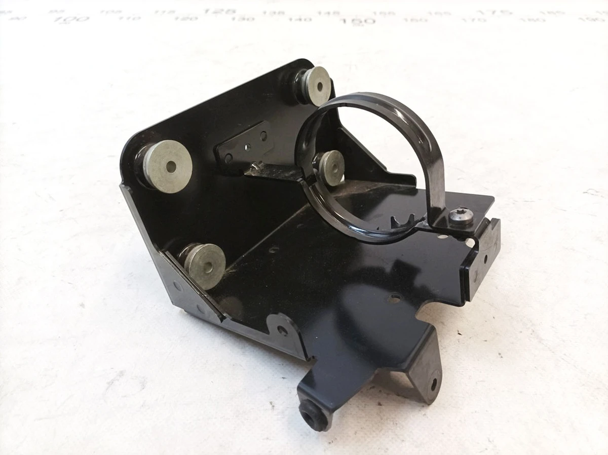 Кронштейн теплообмінника високовольтної батареї Mercedes B-Class A2425011320