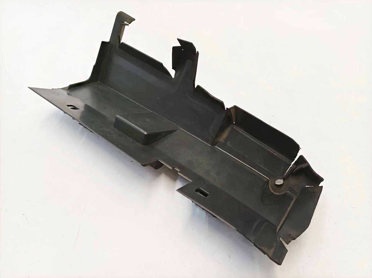 Повітряний канал радіатора правий Mercedes B-Class A2425050730