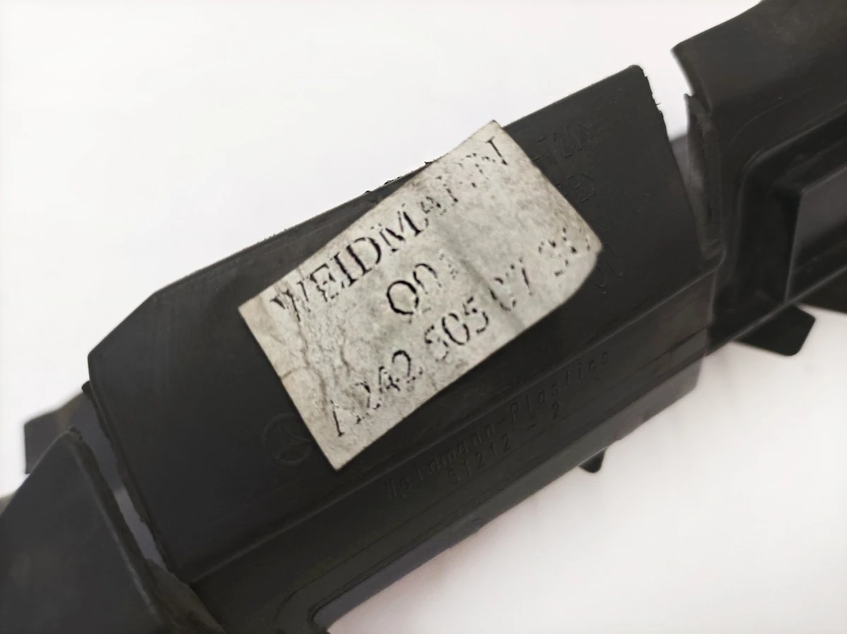 Повітряний канал радіатора правий Mercedes B-Class A2425050730