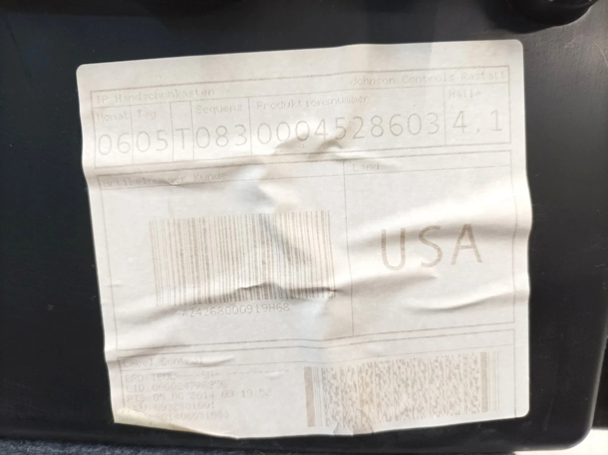 Ящик рукавична (Бардачок) 9H68 з пошкодженням Mercedes B-Class A2426800091