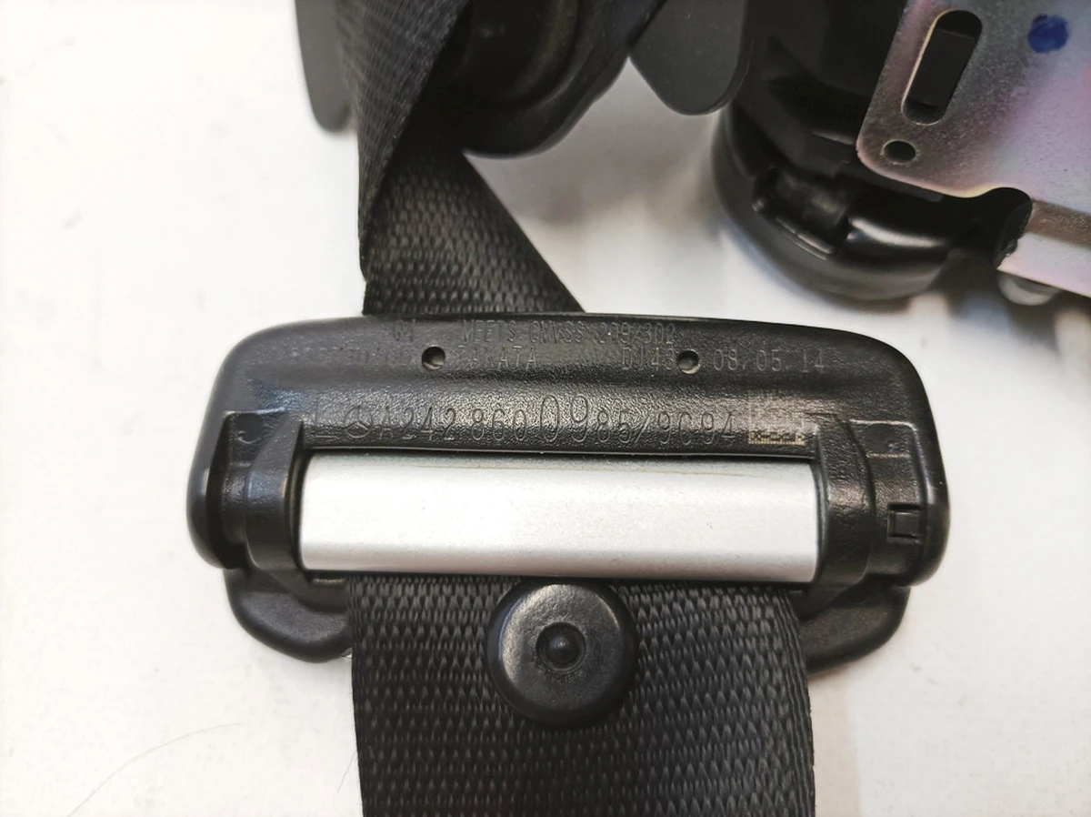 Ремінь безпеки передній лівий Mercedes B-Class A2428600985