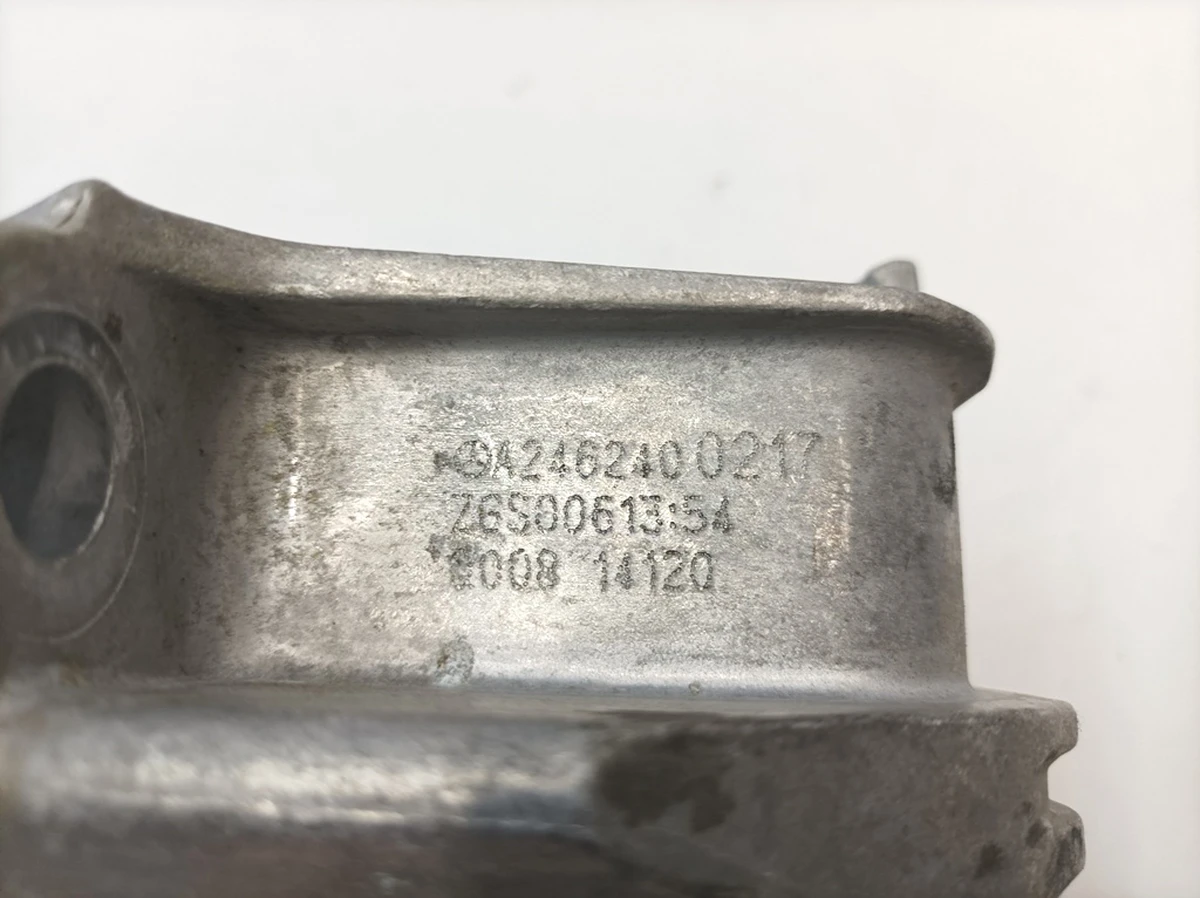 Опора двигуна ліва Mercedes B-Class A2462400217