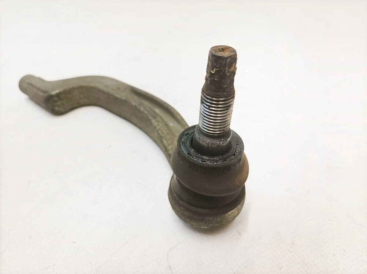 Наконечник рульової тяги правий Mercedes B-Class A2463301800