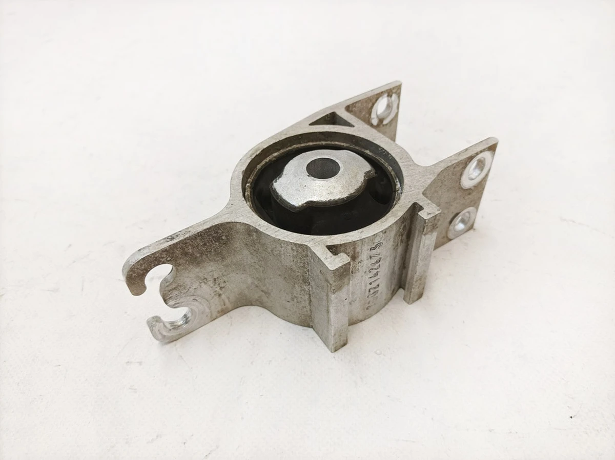 Опора важеля ліва Mercedes B-Class A2463330100