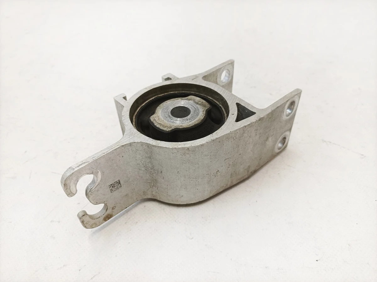 Опора важеля ліва Mercedes B-Class A2463330100