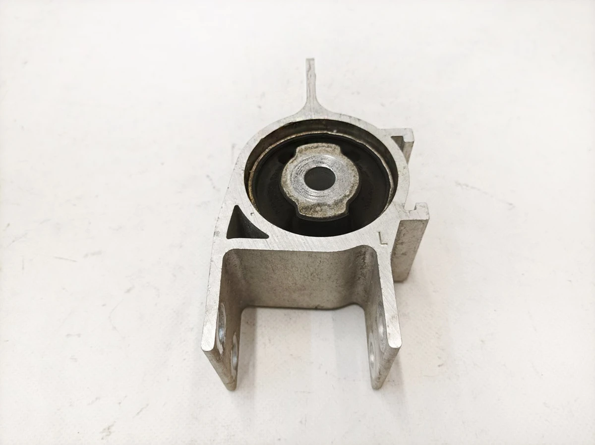 Опора важеля ліва Mercedes B-Class A2463330100