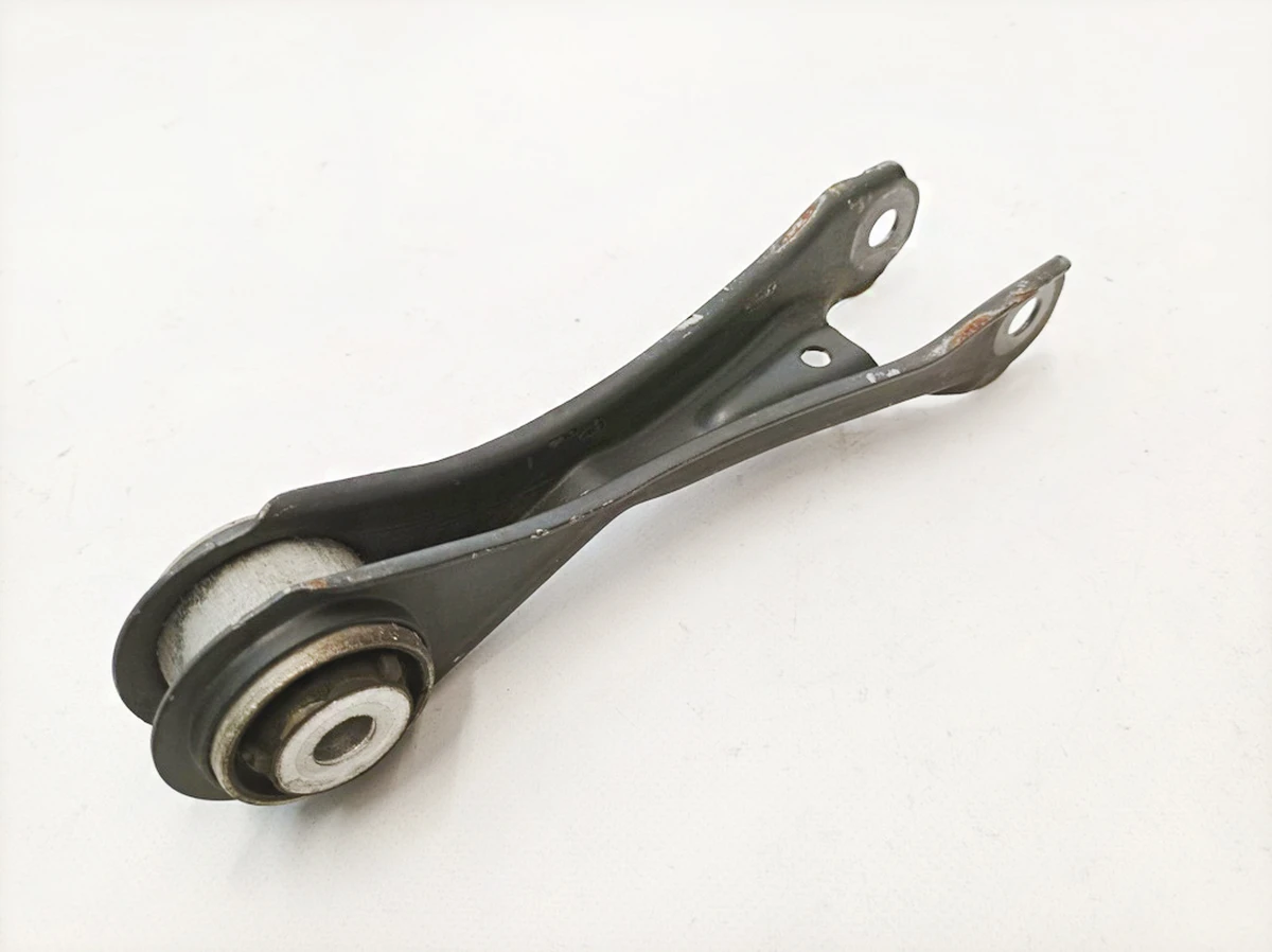 Рычаг поперечный задней подвески левый правый Mercedes B-Class A2463500053