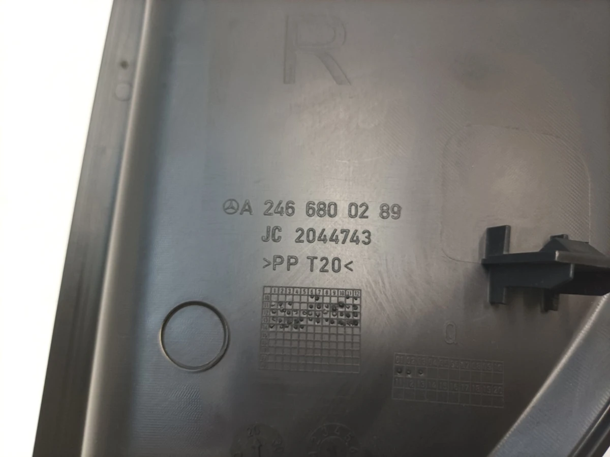 Накладка передней панели (торпедо) правая Mercedes B-Class A2466800289