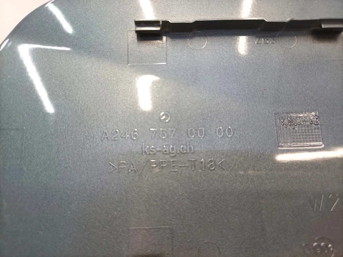 Накладка люка порта зарядки Код краски: 894 Mercedes B-Class A2467570000