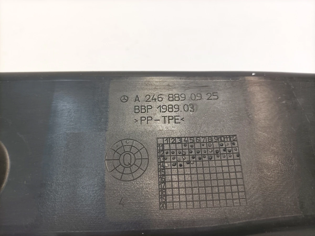 Ущільнювач крила переднього лівого Mercedes B-Class A2468890925