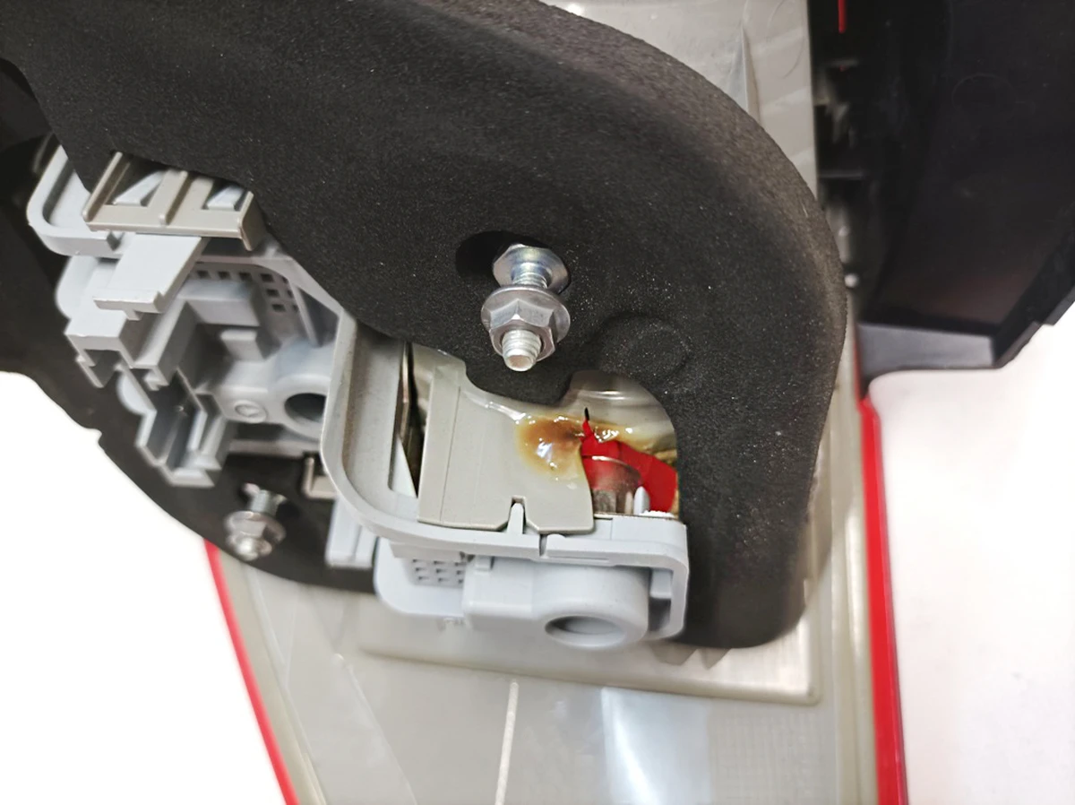 Ліхтар задній лівий з пошкодженнями Mercedes B-Class A2469060158