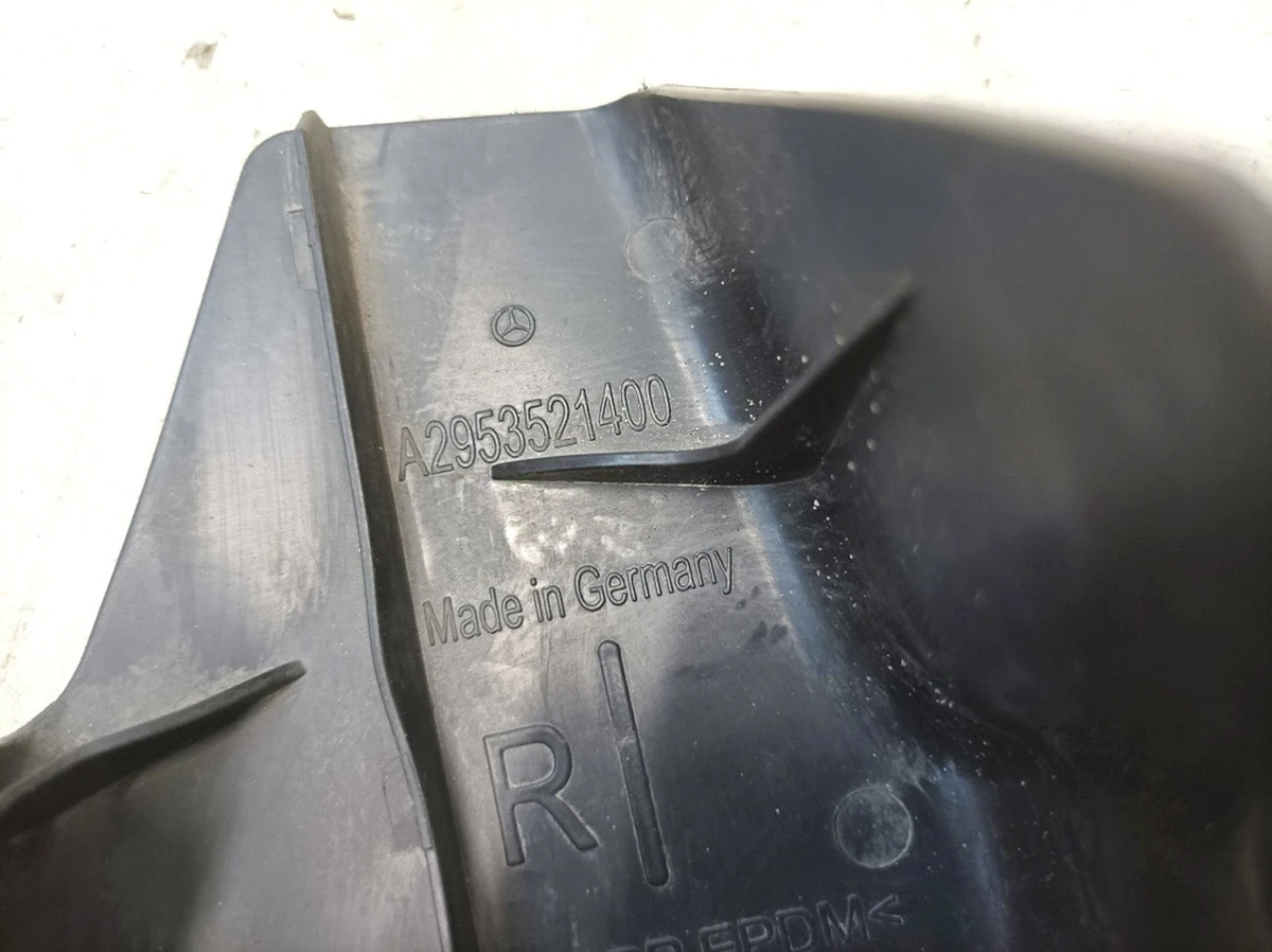 Захист важеля задньої підвіски правий з пошкодженням Mercedes EQS A2953521400