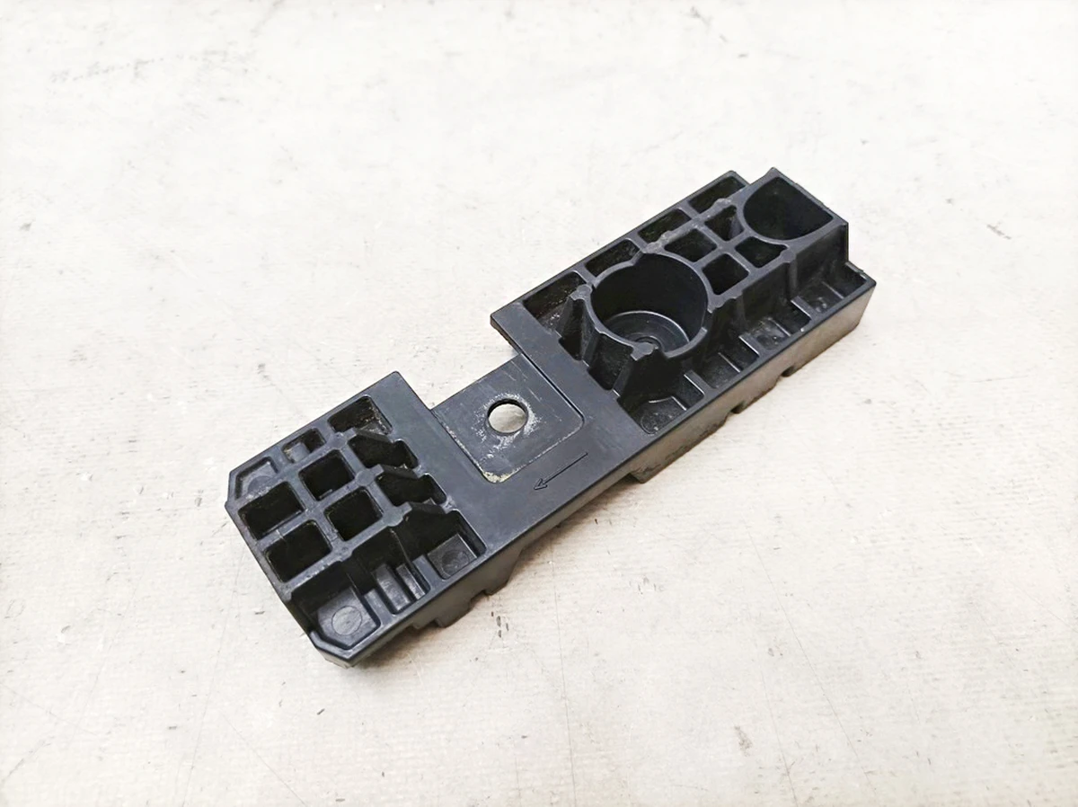 Планка крепления передняя Mercedes EQS A2973439300