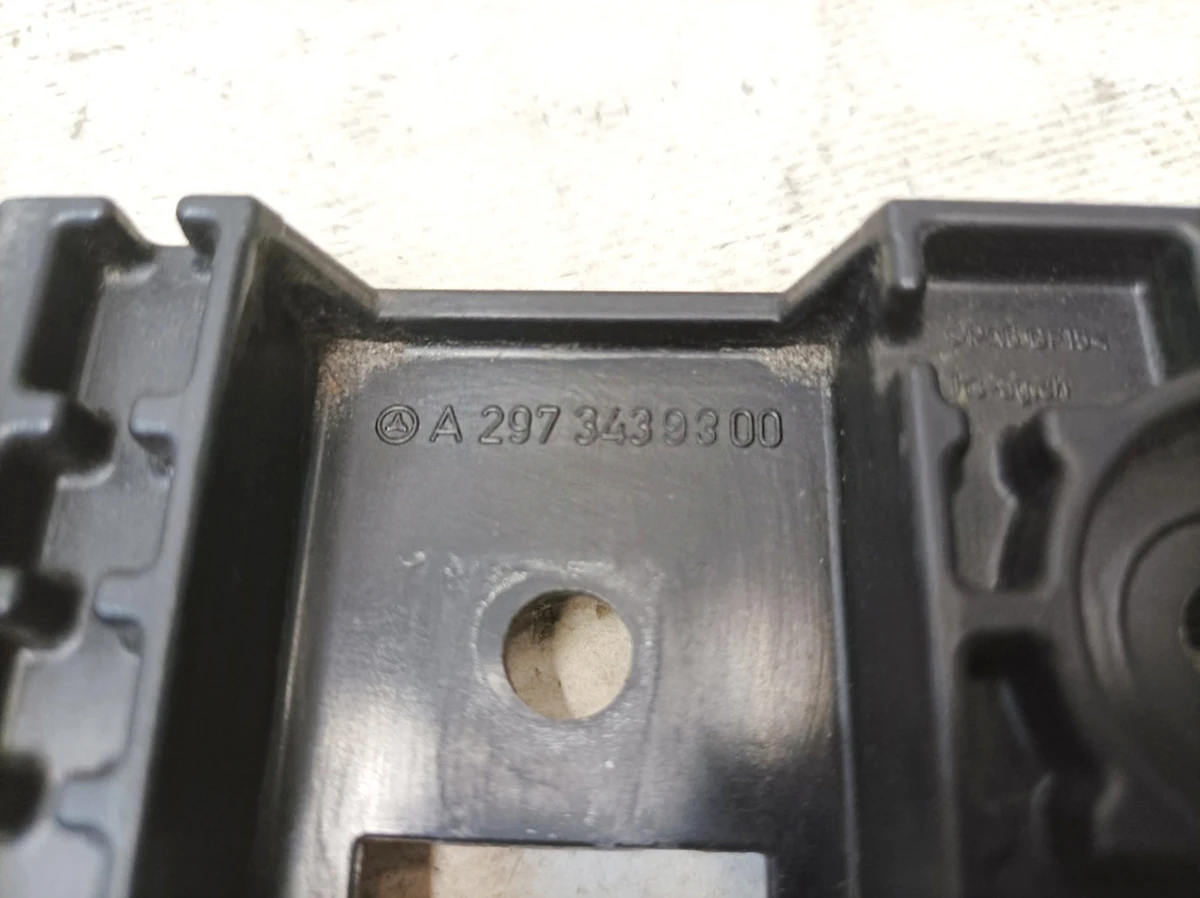 Планка крепления передняя Mercedes EQS A2973439300