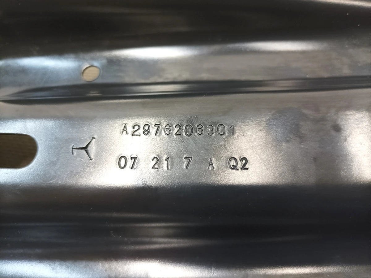 Кронштейн опора амортизатора левая Mercedes EQS A2976206301