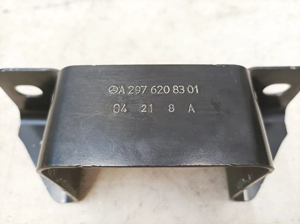 Кронштейн подрамника переднего левый Mercedes EQS A2976208301