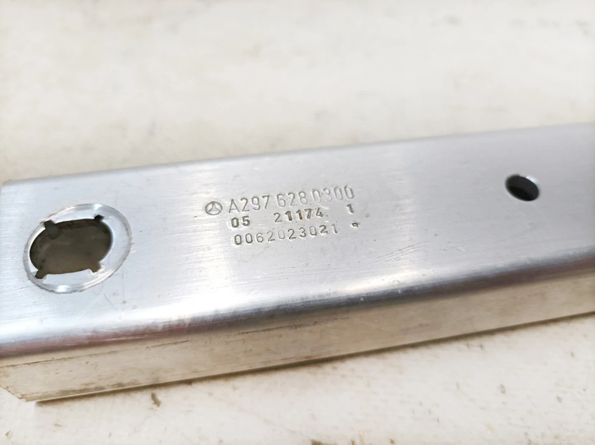 Распорка передней панели кузова левая правая Mercedes EQS A2976280300