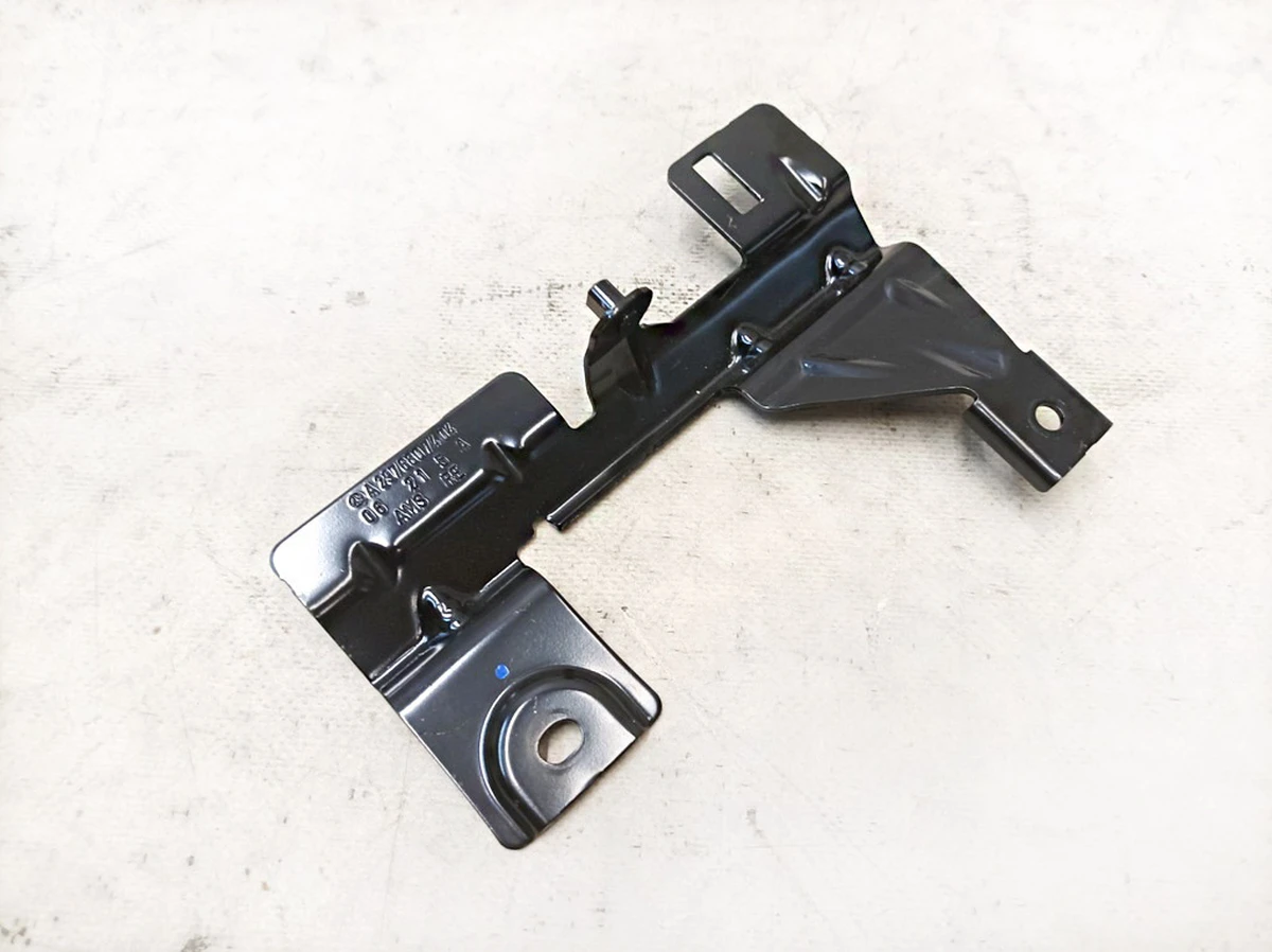 Кронштейн нижньої полиці багажника правий Mercedes EQS A2976807404