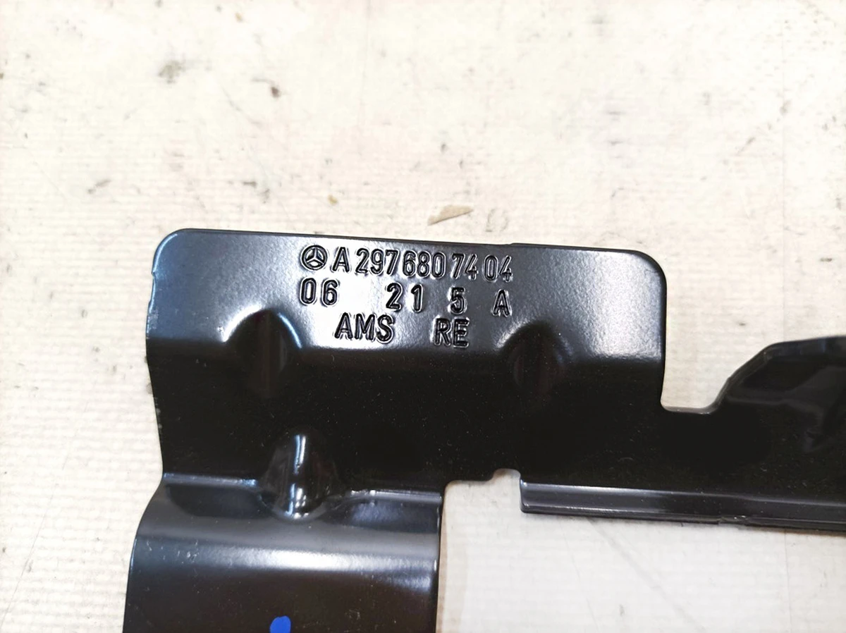 Кронштейн нижньої полиці багажника правий Mercedes EQS A2976807404