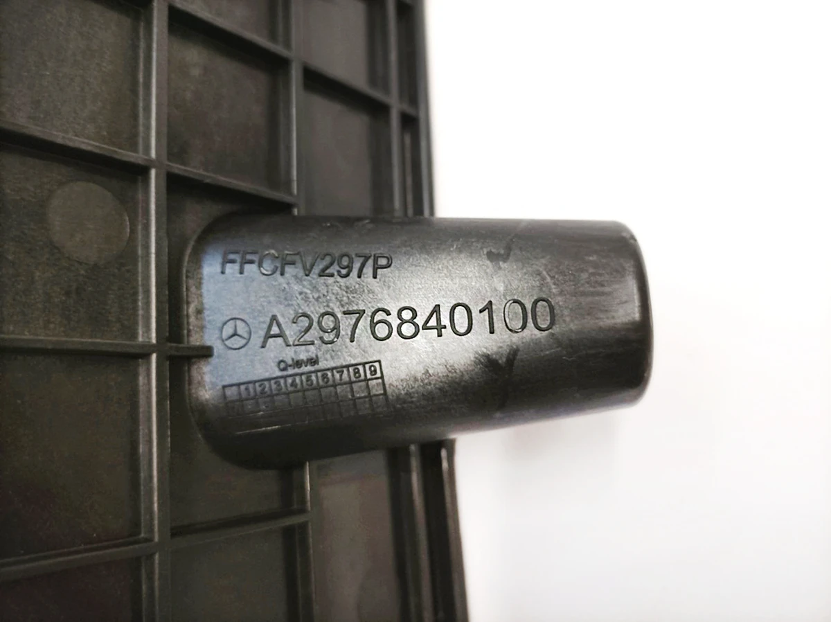 Опора килимового покриття переднього пасажира (права) Mercedes EQS A2976840100