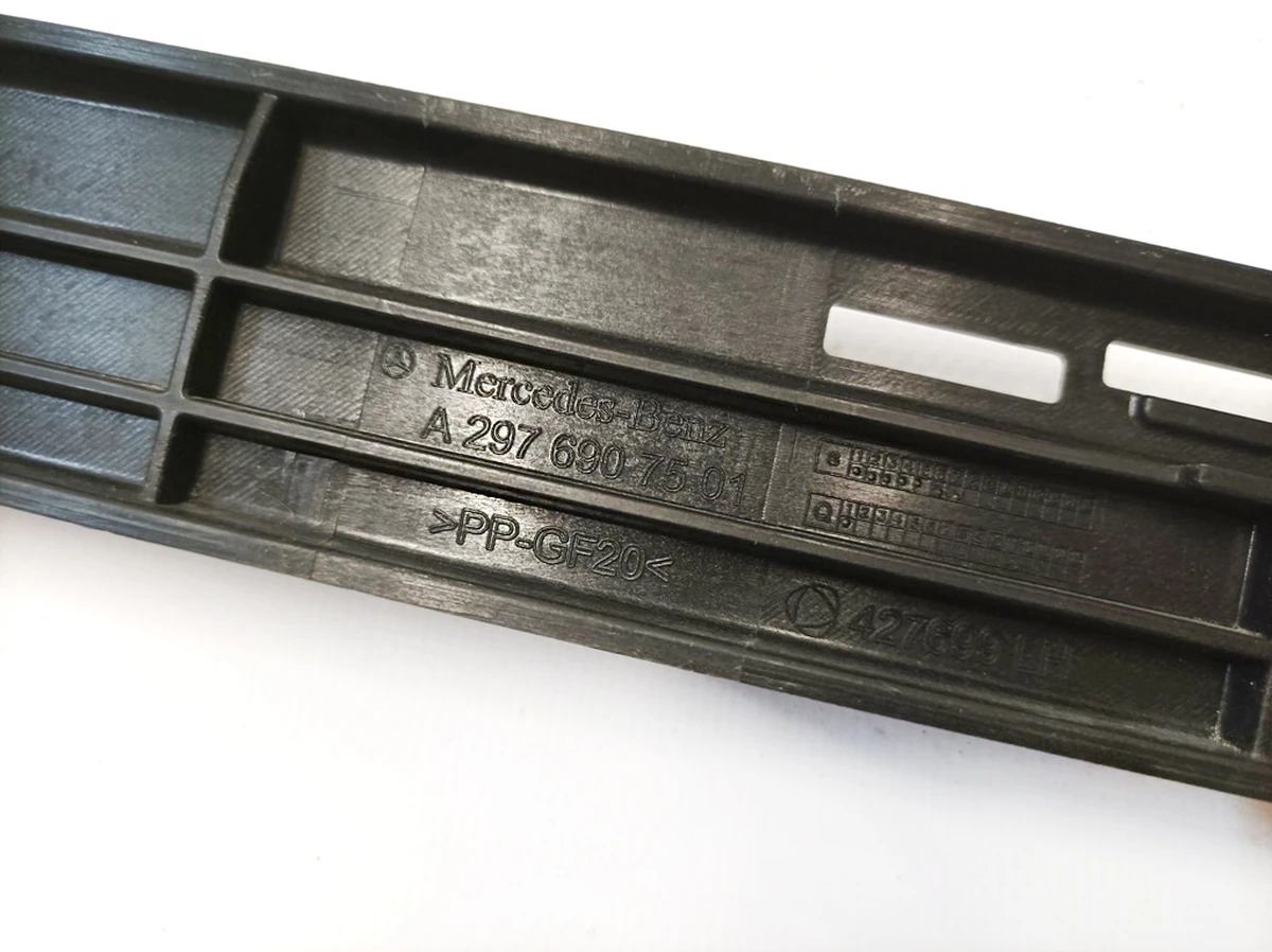 Планка крепежная накладки порога задняя левая Mercedes EQS A2976907501
