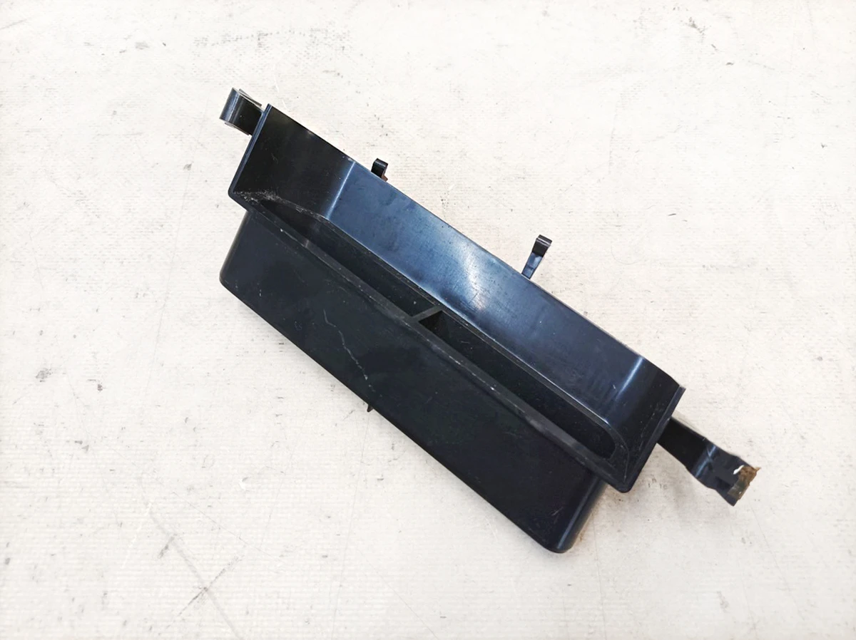 Тримач накладки стійки B лівий Mercedes EQS A2976909100