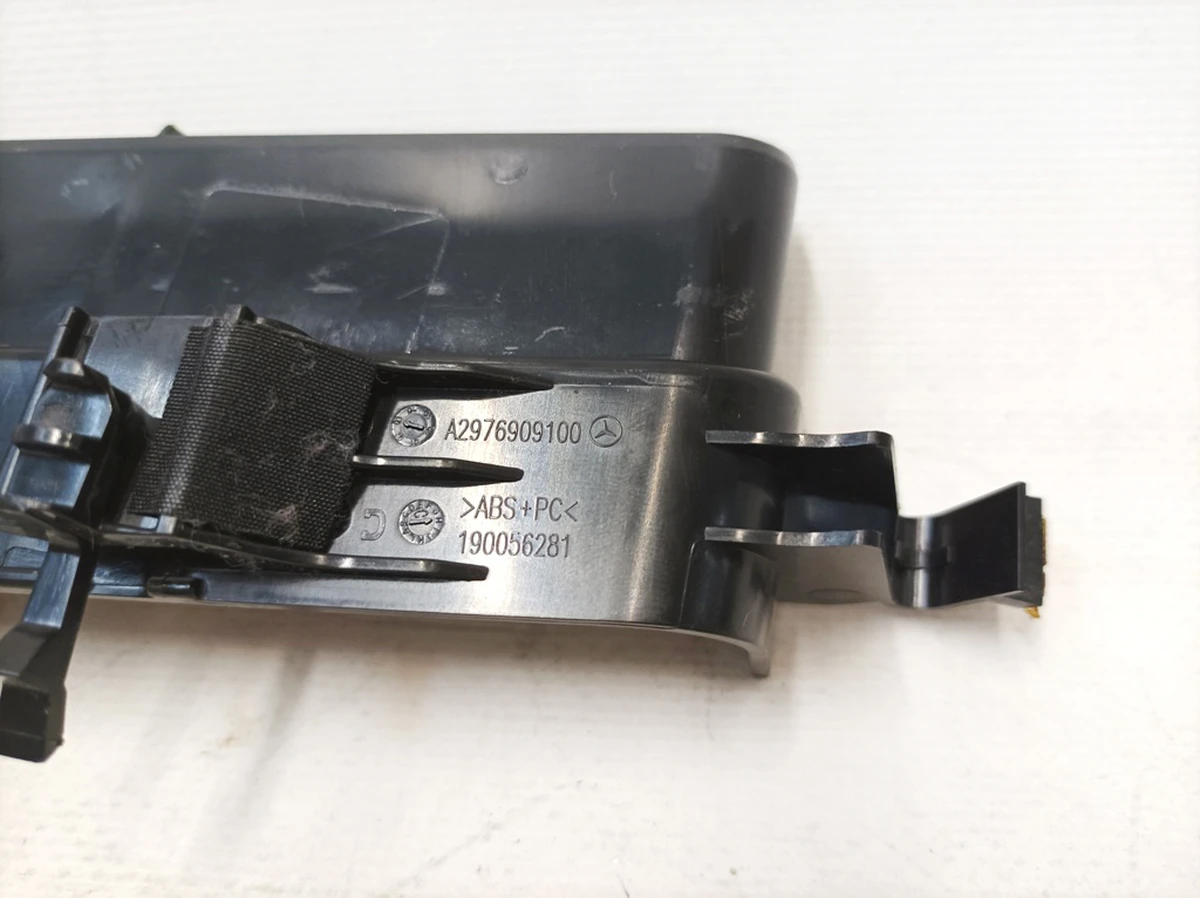 Тримач накладки стійки B лівий Mercedes EQS A2976909100