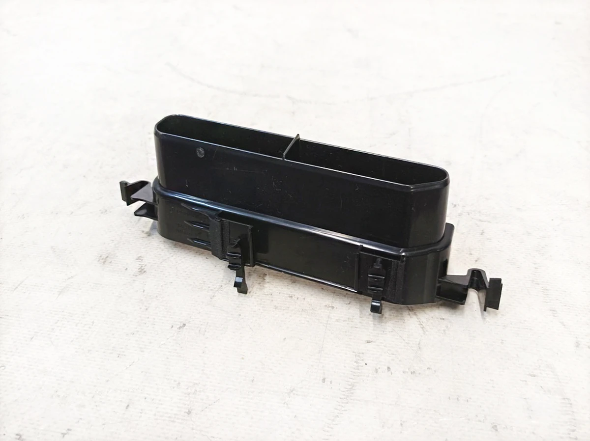 Тримач накладки стійки B правий Mercedes EQS A2976909200