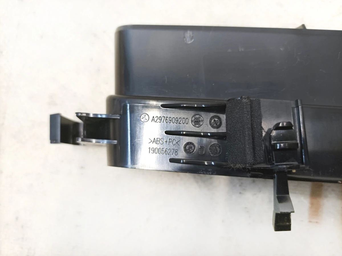 Тримач накладки стійки B правий Mercedes EQS A2976909200