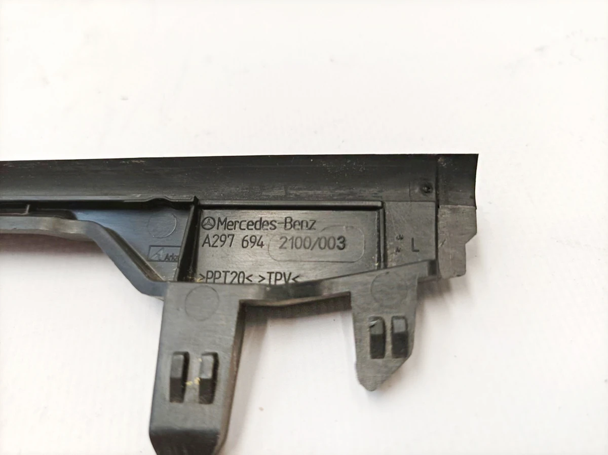 Облицювання кришки багажника верхня ліва Mercedes EQS A2976942100