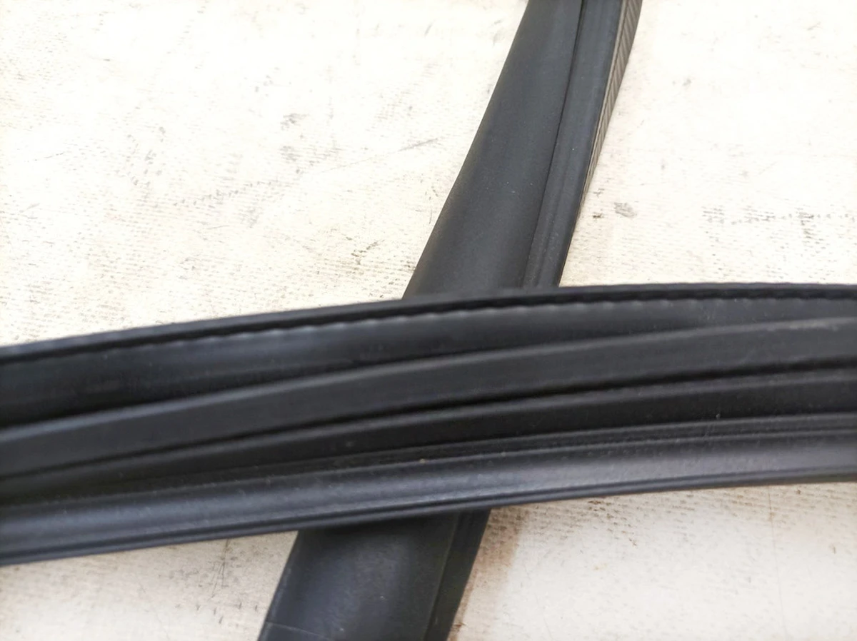 Ущільнювач дверей передніх правих Mercedes EQS A2976970200