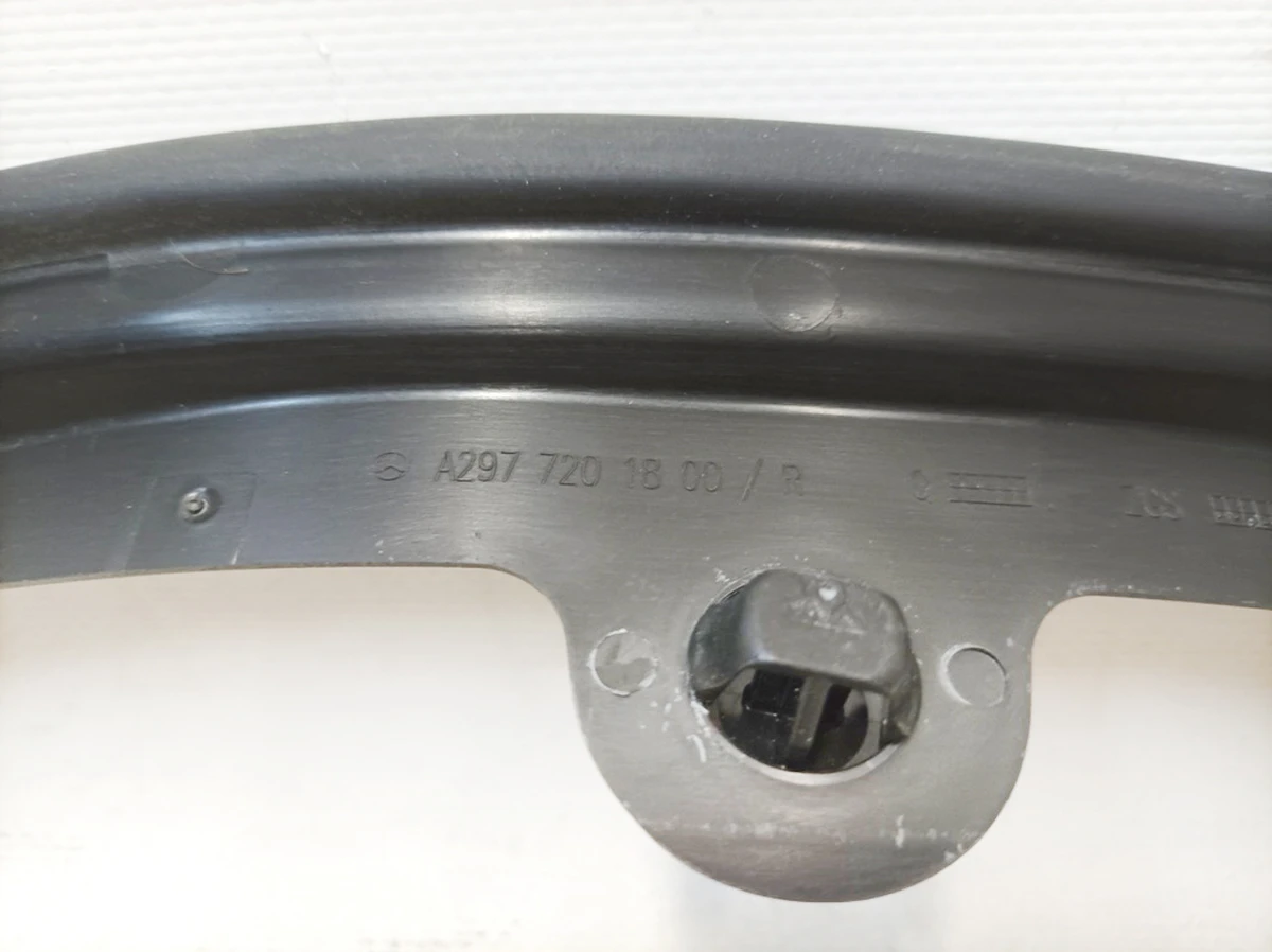 Ущільнювач дверей передніх правих Mercedes EQS A2977201800