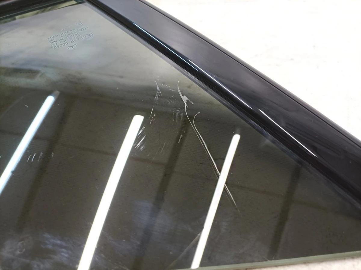 Скло дверей передніх правих (кватирка) з пошкодженням Mercedes EQS A2977203000