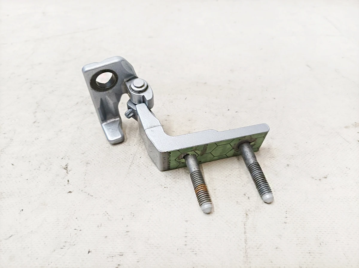 Петля дверей передніх лівих верхня 922 Hightech Silber Mercedes EQS A2977206103