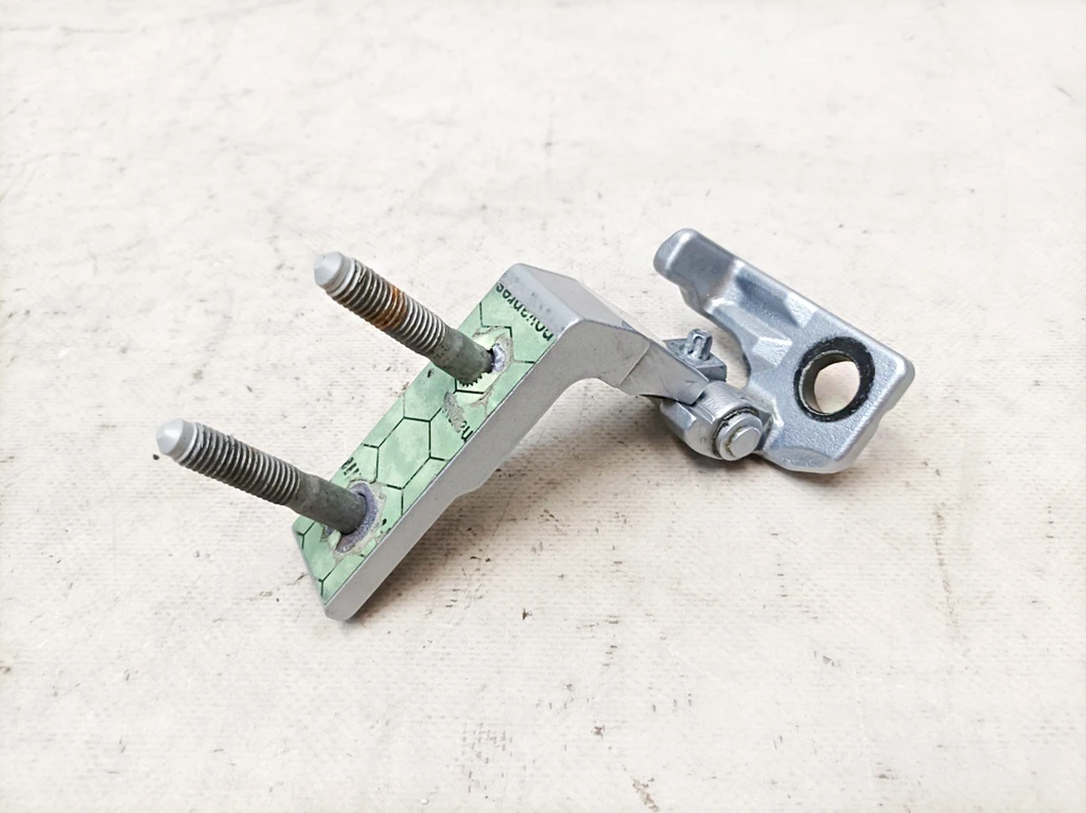 Петля дверей передніх лівих верхня 922 Hightech Silber Mercedes EQS A2977206103