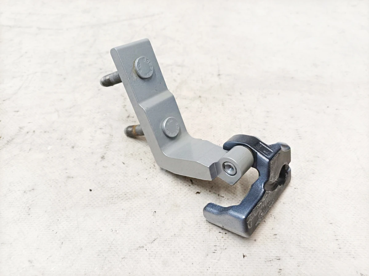 Петля дверей передніх лівих верхня 922 Hightech Silber Mercedes EQS A2977206103