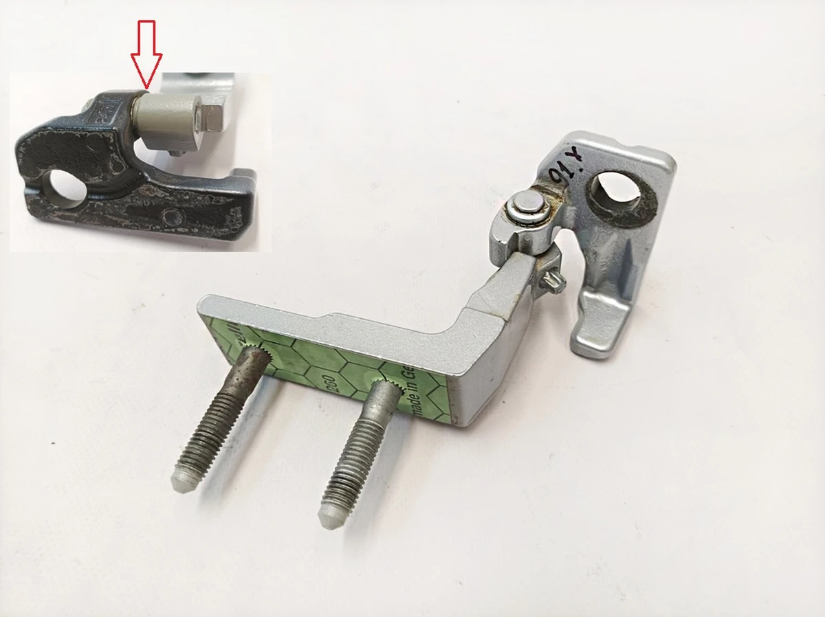 Петля дверей передньої правої верхньої (пошкоджена) 922 Hightech Silber Mercedes A2977206203