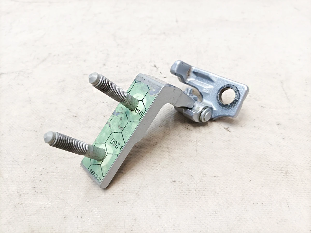 Петля двери передней левой нижняя 922 Hightech Silber Mercedes EQS A2977206303