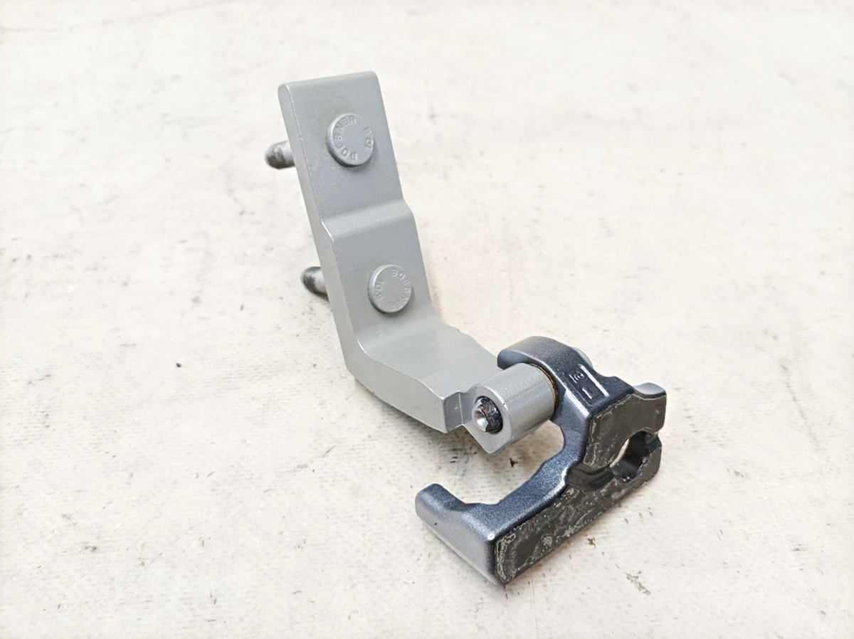 Петля двери передней левой нижняя 922 Hightech Silber Mercedes EQS A2977206303