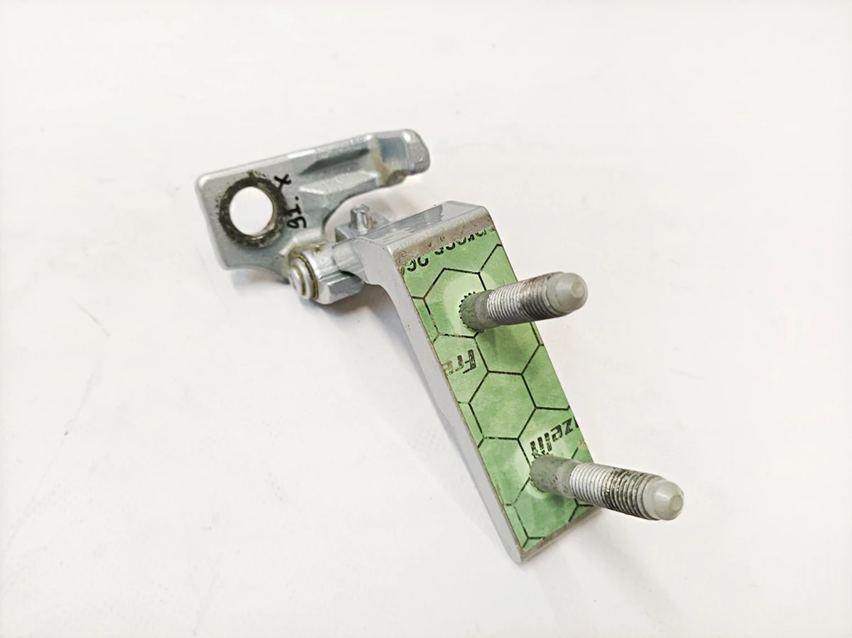 Петля двери передней правой нижняя (повреждена) 922 Hightech Silber Mercedes EQS A2977206403