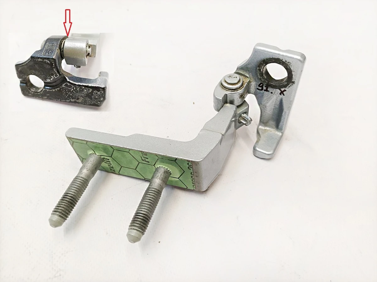 Петля двери передней правой нижняя (повреждена) 922 Hightech Silber Mercedes EQS A2977206403