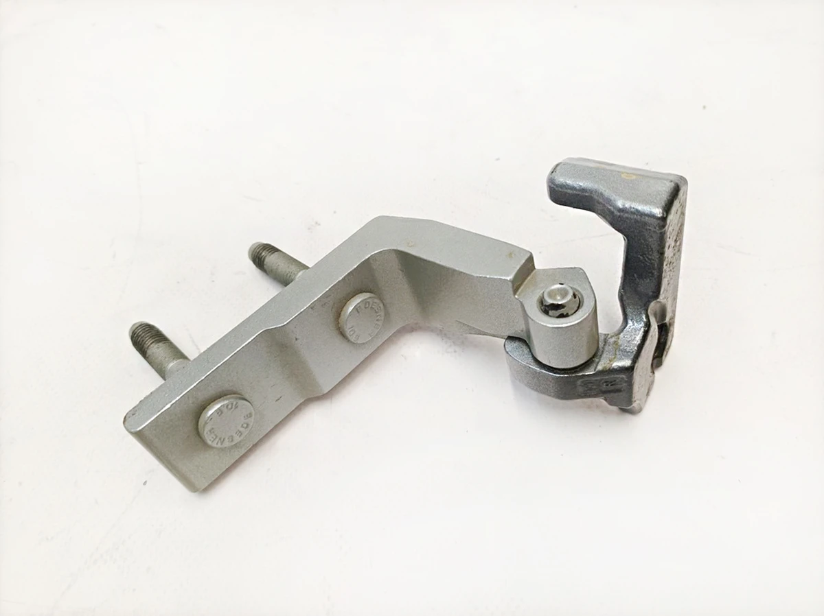 Петля двери передней правой нижняя (повреждена) 922 Hightech Silber Mercedes EQS A2977206403