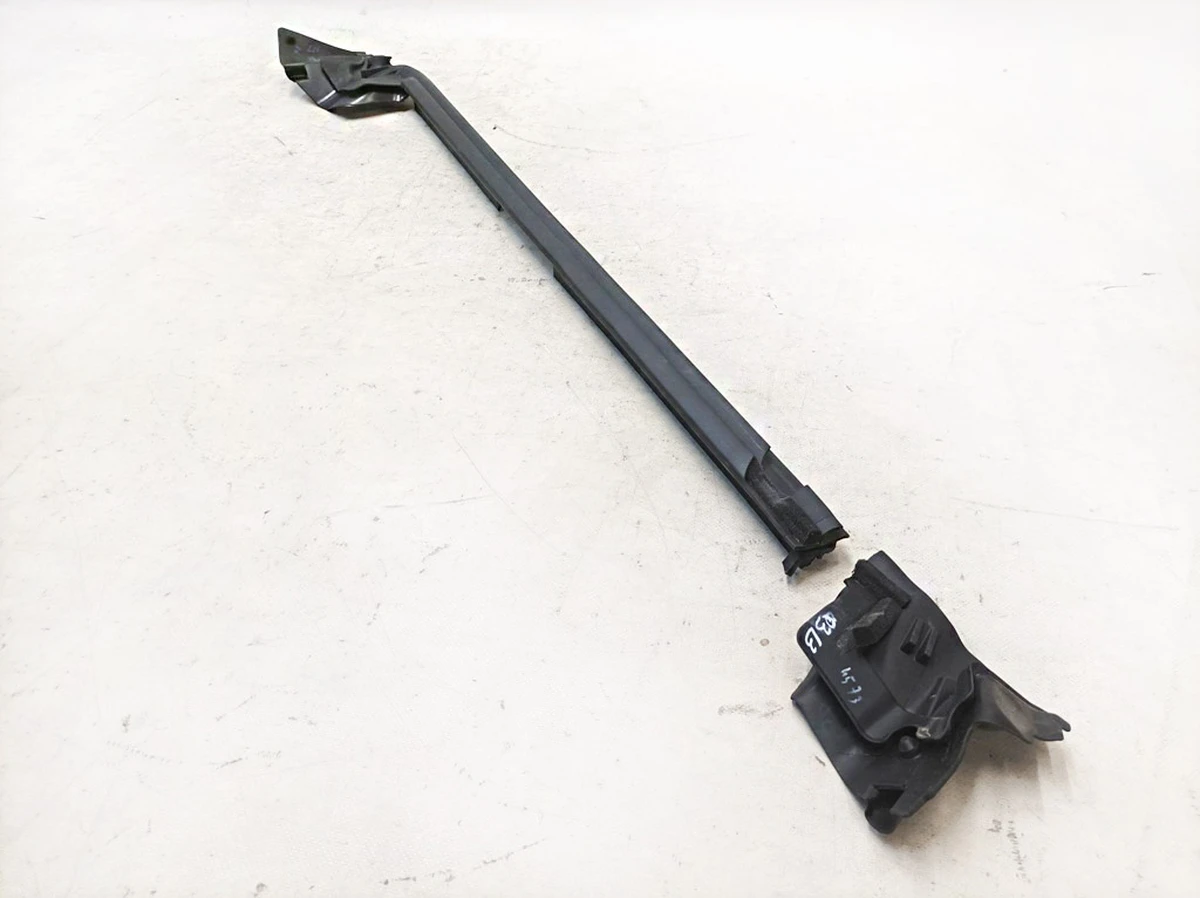 Ущільнювач скла дверей передніх правих з пошкодженням Mercedes EQS A2977250200