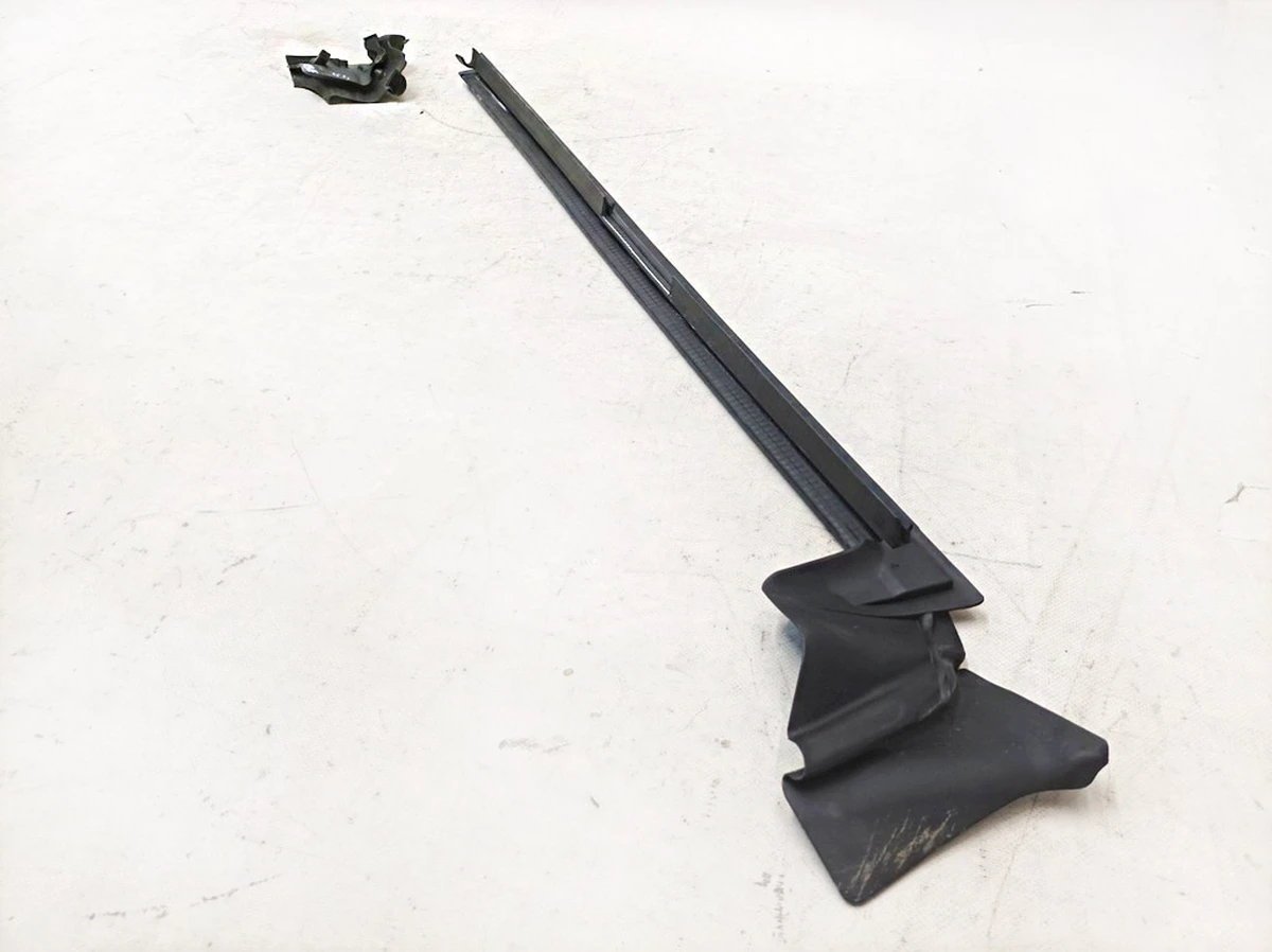 Ущільнювач скла дверей передніх правих з пошкодженням Mercedes EQS A2977250200