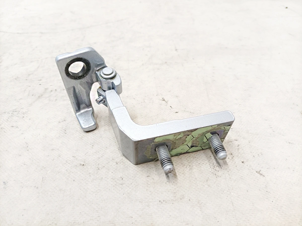 Петля дверей задніх лівих нижня 922 Hightech Silber Mercedes EQS A2977303503