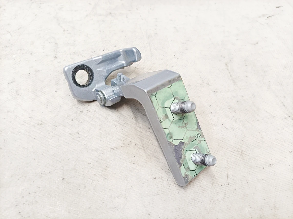 Петля дверей задніх правих нижня 922 Hightech Silber Mercedes EQS A2977303603