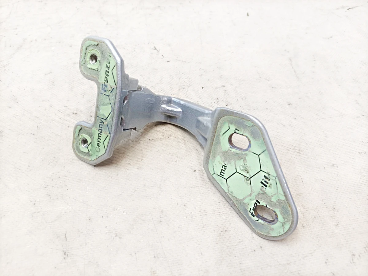 Петля кришки багажника ліва 922 Hightech Silber Mercedes EQS A2977400100