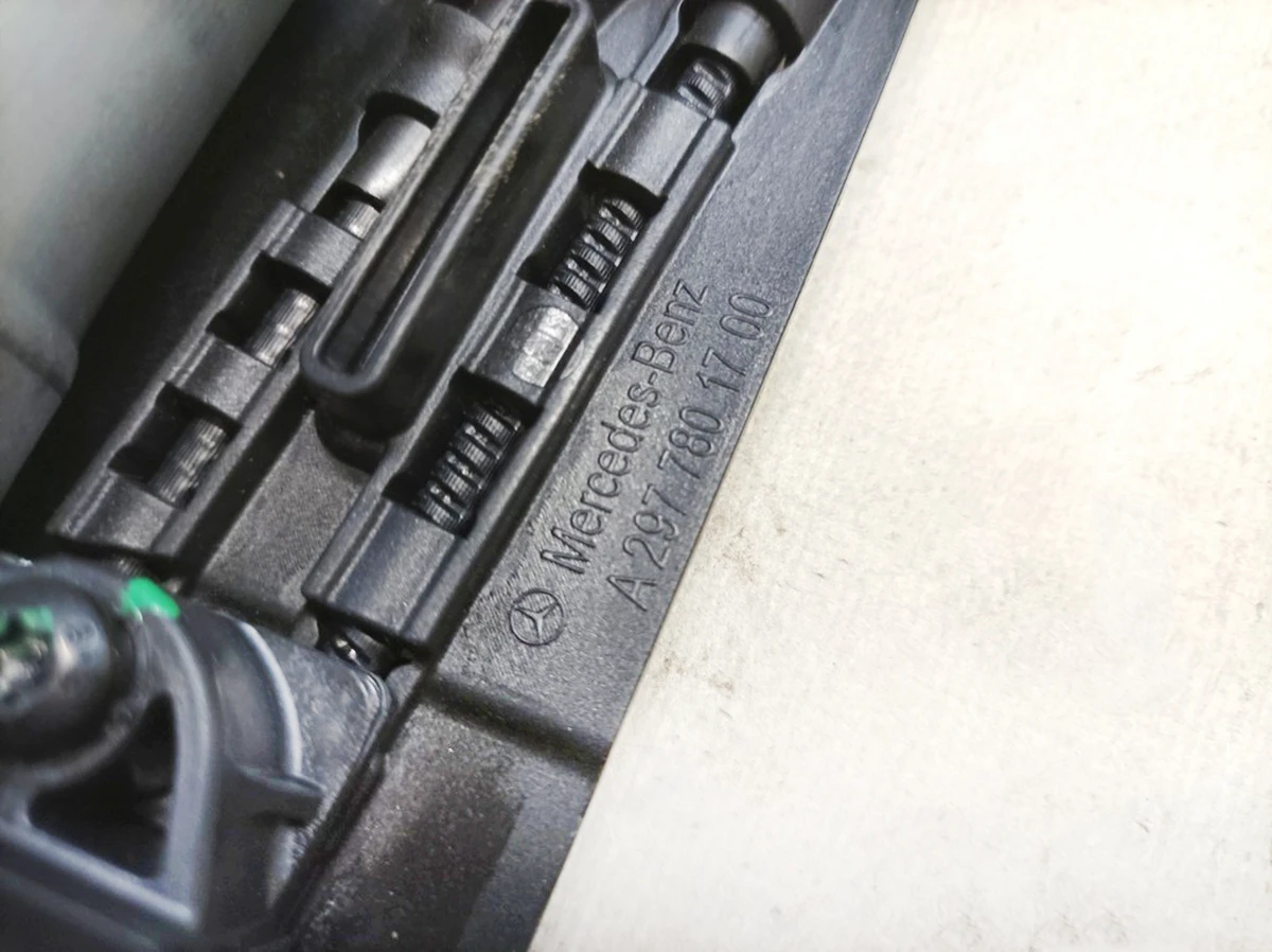 Механізм люка панорамного даху із сонцезахисною шторкою Mercedes EQS A2977801700