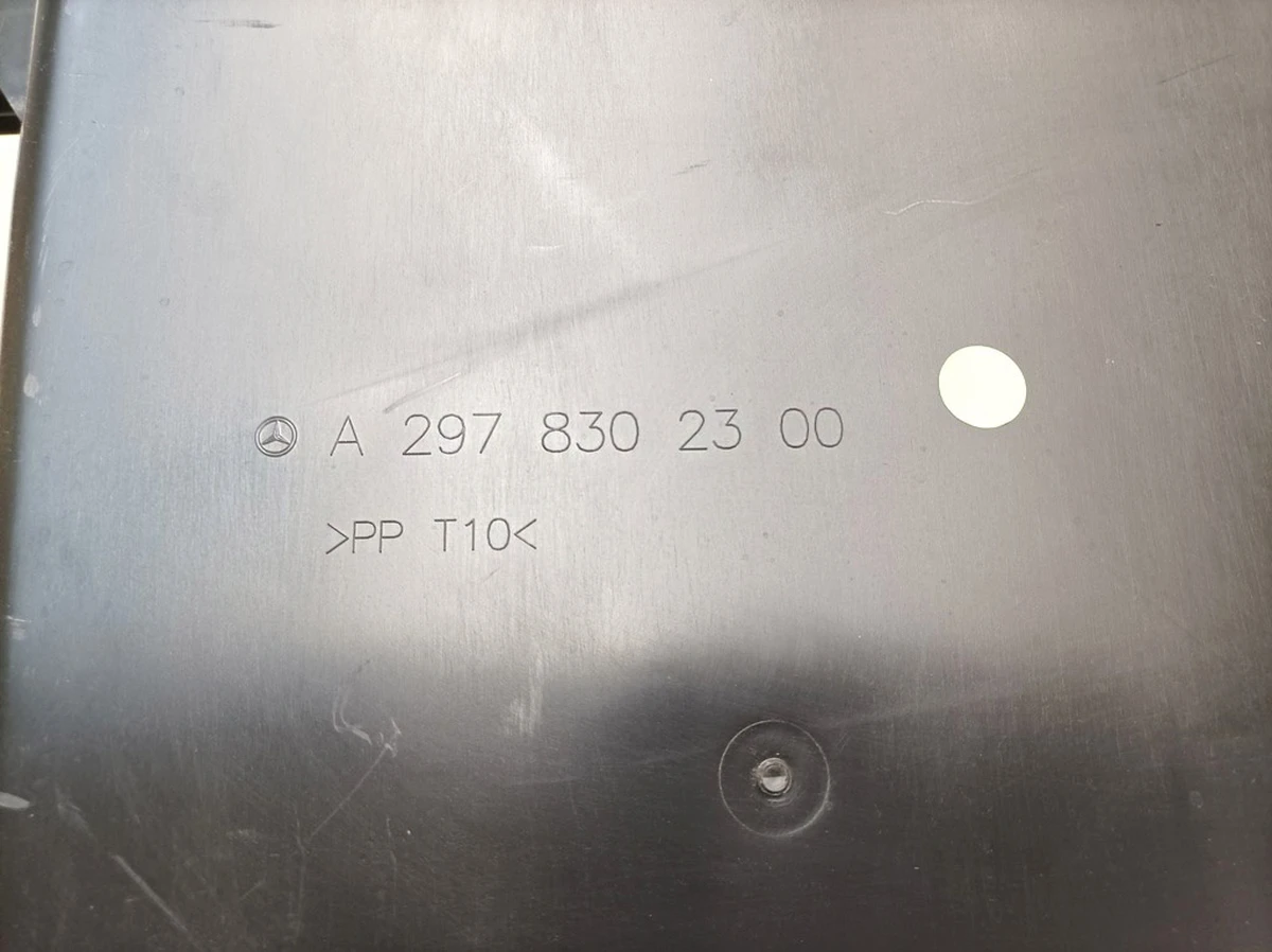 Корпус повітряного фільтра з пошкодженням Mercedes EQS A2978302300